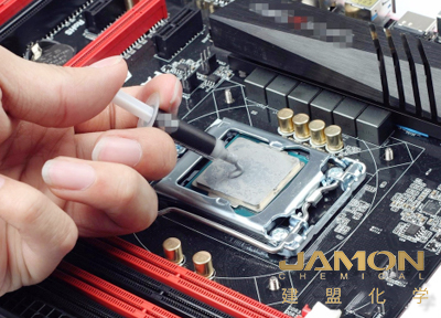  散热膏，作为电子设备中不可或缺的热管理材料，广泛应用于CPU、GPU和其他高性能元件的散热系统中。其主要作用是填充散热器和电子元件之间的微小空隙，从而提高热量的传导效率，避免设备因过热而导致性能下降或损坏。散热膏的热导率是其性能的关键指标之一，通常较高的热导率意味着更好的散热效果。