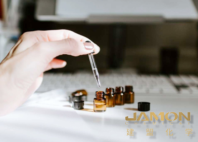  水性硅烷偶联剂在现代材料科学中发挥着重要作用，特别是在提高材料的耐候性方面。耐候性是指材料在长时间暴露于自然环境（如紫外线、雨水、空气污染等）中的抗老化和耐损耗能力。随着环保法规的日益严格，水性硅烷偶联剂逐渐成为了提升材料耐候性的关键助剂。